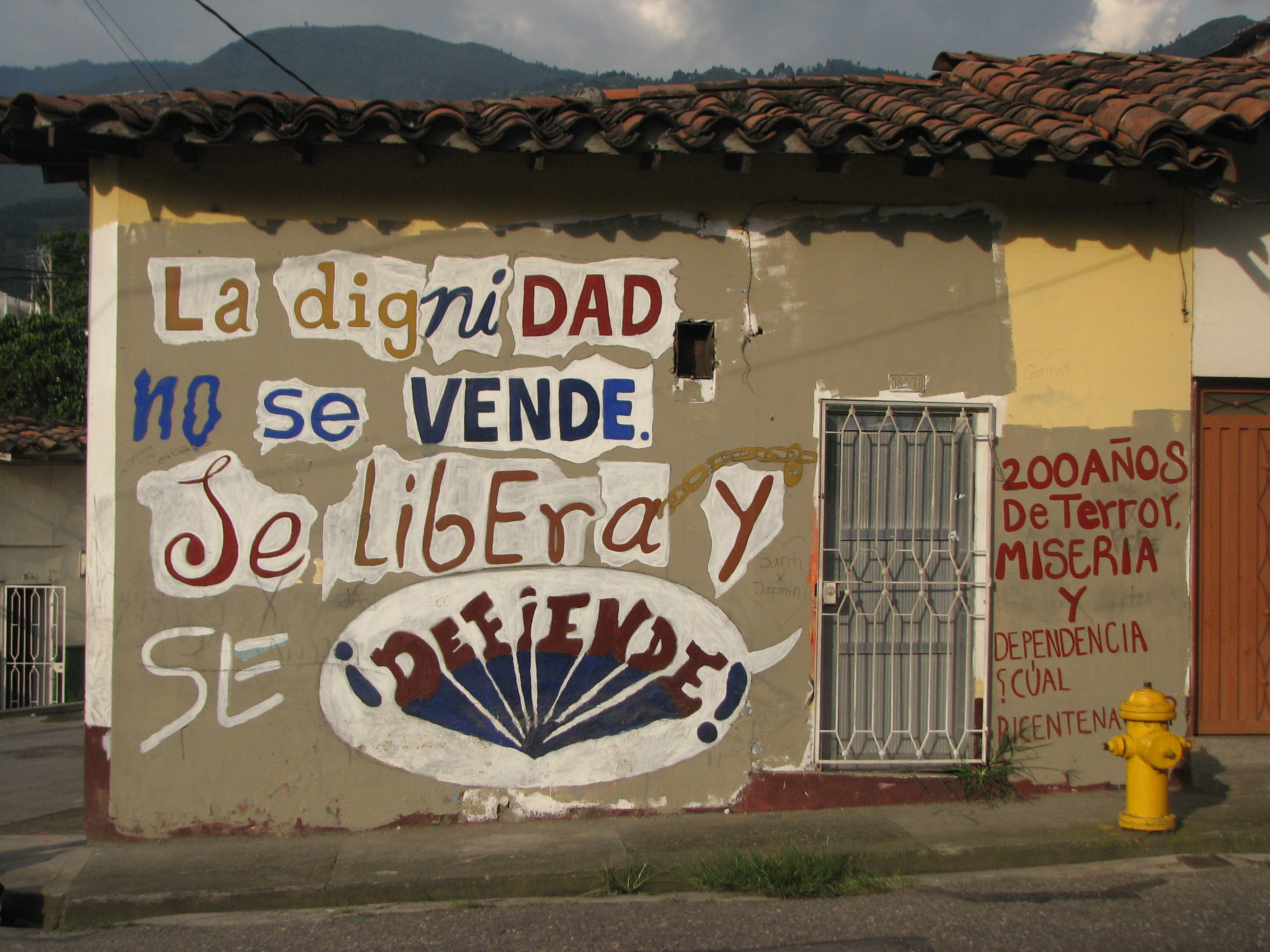 Figura 8. Consignas murales sobre los predios a destruir en el barrio La Toma con motivo de la construcción del Parque Bicentenario, Medellín (fotografía del autor).