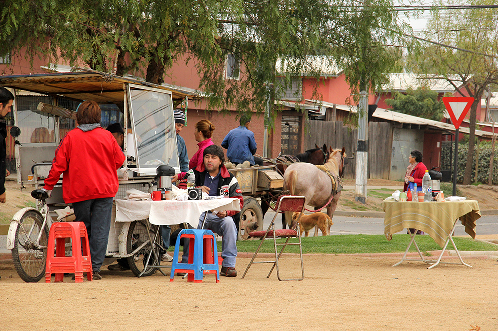 Fig. 2. Venta de churrascas, transito de caballos y carretas_ zona nor-oriente de Talca. Foto Afre Garrido.