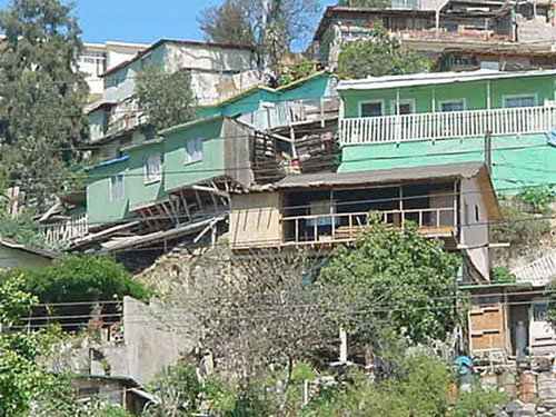 Casas construidas en la pendiente de una cañada en la colonia Libertad, fundada en los años treinta (Tijuana). 