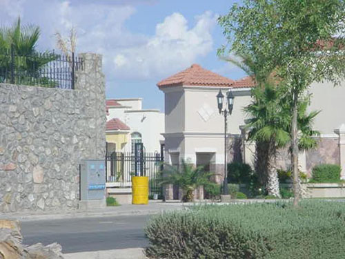 Acceso al vecindario defensivo Las Arboledas (Ciudad Juárez).