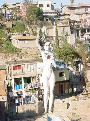 La "mona" desnuda, casa-escultura al pie de una cañada en la Colonia Libertad (Tijuana).