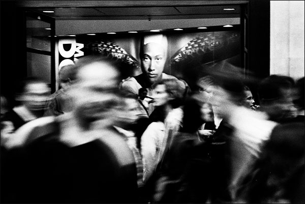 "Es en la ciudad donde la persona actúa los roles que ha incorporado, definidos por las instituciones -campos- en las que participa como sujeto social. Por lo tanto, la ciudad es el escenario de la cultura in-corporada, los habitus puestos en movimiento, practicados". Imagen de John Brownlow.