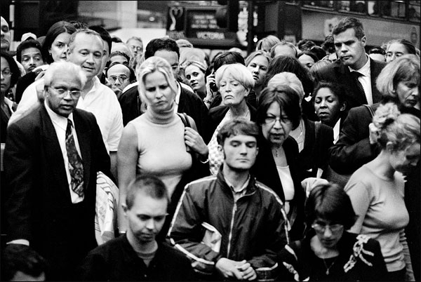 Para Husserl, la labor del filósofo es la superación de las actitudes naturalistas y psicologistas mediante la contemplación de las esencias de las cosas. A través de su fenomenología, trató de demostrar cómo la conciencia individual puede ser orientada hacia otras mentes, sociedades y ámbitos del devenir histórico.