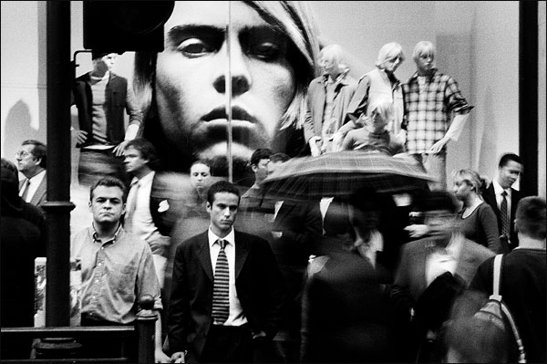 "Todas las identidades son construidas. Lo esencial es cómo, desde qué, por quién y para qué. La construcción de las identidades utiliza materiales de la historia, la geografía, la biología, las instituciones productivas y reproductivas, la memoria colectiva y las fantasías personales, los aparatos de poder y las revelaciones religiosas" (Manuel Castells). Imagen de John Brownlow.