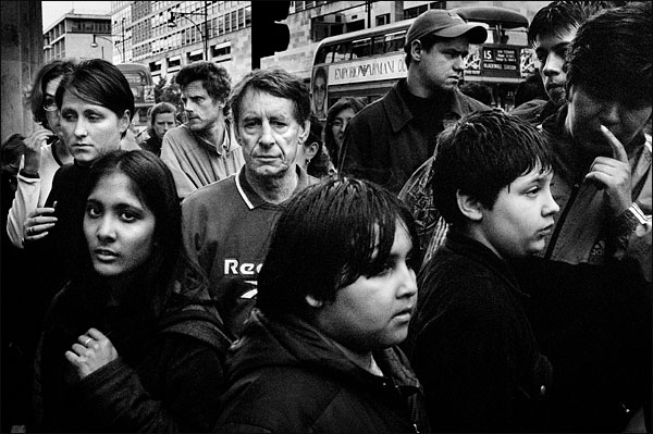 "Es en la interacción social donde los sujetos construyen su identidad, esto es, manifiestan sus habitus o cultura incorporada a través de prácticas -formas de comportamiento y actuación- concretas. Y es en la interacción social, también, donde los actores construyen y comparten las representaciones sociales acerca de sí mismos, de los otros y del entorno que los rodea". Imagen de John Brownlow.