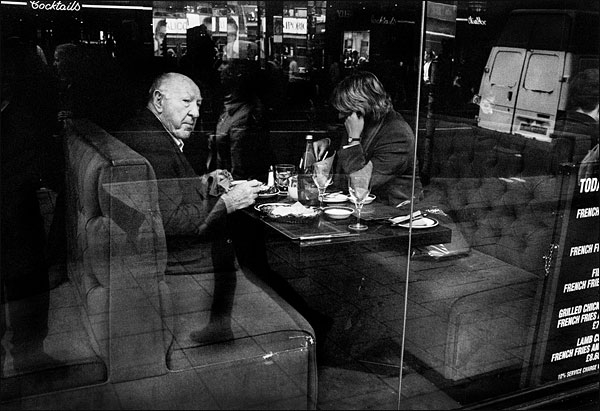 Las investigaciones de Bourdieu sobre los hechos sociales han transformado profundamente nuestra visión de ciertas instituciones: los museos, la televisión, la ciencia, pero sobre todo la enseñanza. En Los herederos (1964) y La reproducción (1970), dos obras escritas con Jean-Claude Passeron, expone cómo la selección escolar elimina o aparta a los niños de los medios populares, enfrentándose de lleno con la convicción, ampliamente difundida hasta entonces, de la igualdad de oportunidades de la escuela republicana. Además muestra cómo la afinidad de los habitus entre profesores de escuelas superiores e hijos de los miembros de los altos cuerpos del Estado, los más dotados en capital cultural y capital social, contribuye a la reproducción, de generación en generación, de una nueva Noblesse d'Etat (1989). Este análisis de los mecanismos de dominación no es ajeno a su compromiso político en el movimiento antiglobalización, del que será una de las referencias, sobre todo tras haber apoyado las huelgas de diciembre de 1995. // Imagen de John Brownlow.