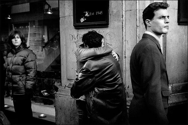 "La ciudad no se constituye sólo por el espacio de la función, de la previsión y de la causalidad, sino también por aquel de la casualidad, del azar y de la indeterminación. En el paseo se revela la posibilidad de explorar la ciudad en numerosas direcciones, encontrando cada vez nuevos significados, épocas, símbolos, proyectos colectivos y personales" (Giandomenico Amendola). Imagen de John Brownlow.