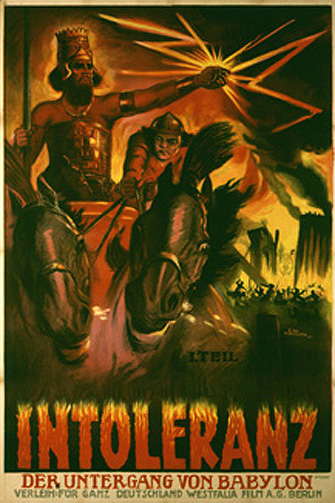 Figura 6. LA CAIDA DE BABILONIA, LA MADRE DE TODOS LOS PECADOS. La imagen distorsionada de Babilonia como una ciudad del pecado, que dominó el periodo moderno, tuvo su origen en san Agustín. En su trabajo De Civitate Dei, Augusto describe la Ciudad de Dios -la celestial Jerusalén-, y la contrapone a la ciudad terrenal, un imperio de poderes malignos y torcidos: la ciudad de Babilonia. A partir de esa contraposición, construye una historia comprehensiva de la historia de la humanidad. Mil años después, Martín Lutero tomó esta imagen y, en su trabajo De Captivitate Babylonica, hace un símil entre Roma como el centro del mundo Católico, y la puta de Babilonia. Esta comparación fue sugerida por el simbolismo del Apocalipsis, que habla de Babilonia como una ciudad de pecado y decadencia. Hoy, esta imagen de Babilonia como un paraíso/infierno donde reina la total falta de patrones morales establecidos, puede verse en muchas áreas de la cultura popular, incluso en el género de la pornografía. C. W. Kiesslich, Intoleranz, Part 1: The Fall of Babylon, 1919. Movie poster, Filmmuseum Berlin © Stiftung Deutsche Kinemathek, Berlin.