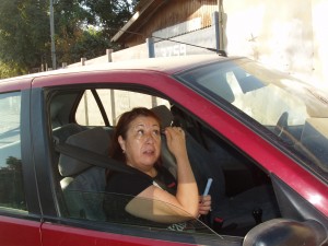 Laura 2 Figura 7. Laura se maquilla mientras espera a su amiga (fotografía de la autora).