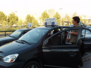 Laura 3 Figura 8. Laura esperando tomar el "colectivo" (fotografía de la autora).