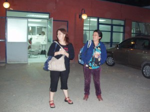 Laura 4 Figura 9. Laura y su colega esperan iniciar el viaje de regreso a casa (fotografía de la autora).