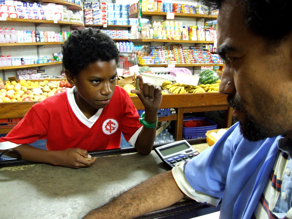 06-ainda-orangotangos-Garoto Colorado e Caixa Mercadinho