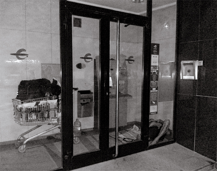 Fig. 1: Un nómada encuentra refugio dentro del espacio diseñado para ubicar un cajero automático.