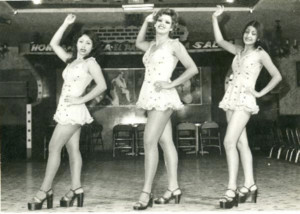 Fig. 13. Linort & Diario Occidente. Amparo Arrebato, junto a demás bailarinas de salsa. Fuente: Santiago de Cali: Biblioteca Departamental Jorge Garcés Borrero.