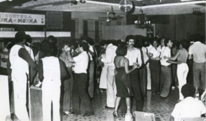 Fig. 14. Blandón, O. (1986). Personas bailando en la pista de baile de la Discoteca, Honka Monka. Fuente: Santiago de Cali, Biblioteca Departamental Jorge Garcés Borrero.