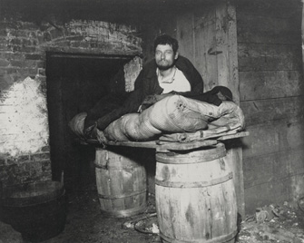Of four in the cellar living Hausierern